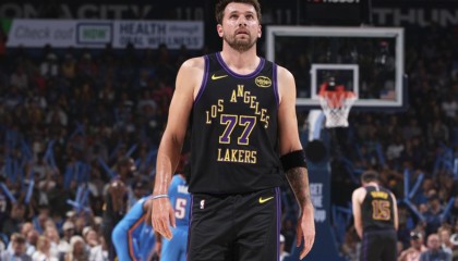 ESPN：东契奇左腿筋受伤，将在当地时间周五进行核磁共振检查