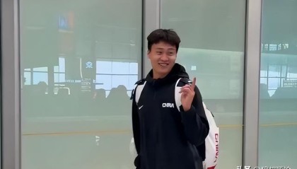 易倍体育-中国男篮凯旋而归！赵睿廖三宁脸带笑容与球迷互动引关注