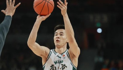 易倍体育-郭昊文汉兹暴走也带不动同曦！王世龙+3将纯战犯，防守几乎为0！